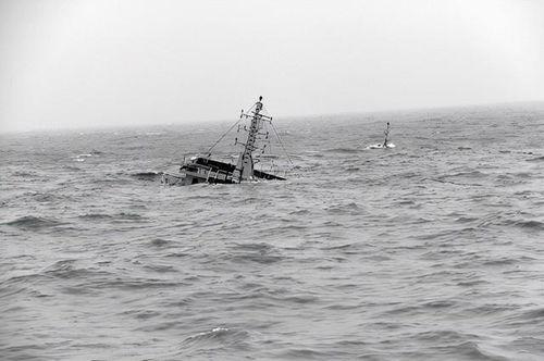 船沉没图片,揭秘船沉没的惊心动魄瞬间”