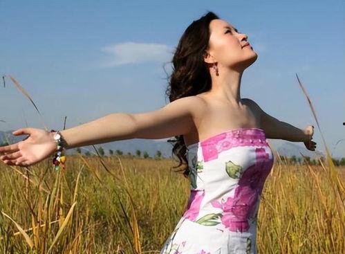 歌星雷佳生活照,镜头下的生活瞬间，展现歌手的温柔与坚韧